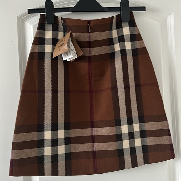 💯- New Authentic Burberry Wool Skirt with Classic Check Pattern - Picture 7 of 14